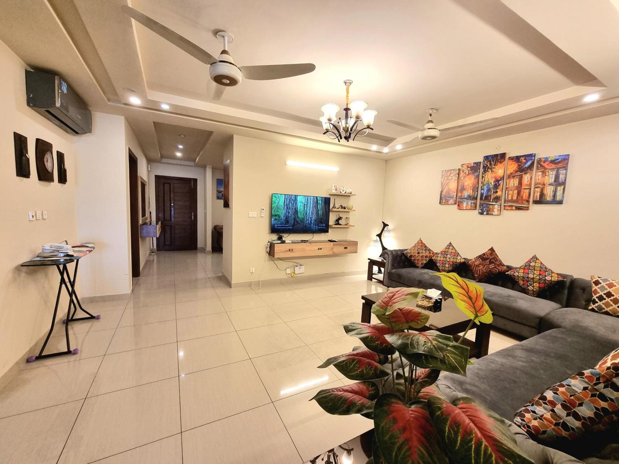 Luxurious Landing Apartments & Suites Bahria Town Rawalpindi Room photo